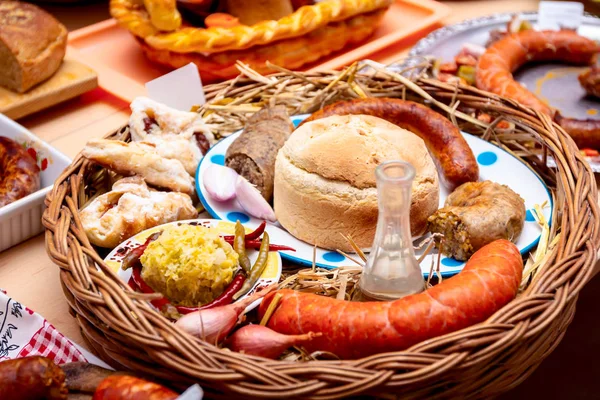 Las salchichas tradicionales están decoradas con verduras frescas y un b — Foto de Stock