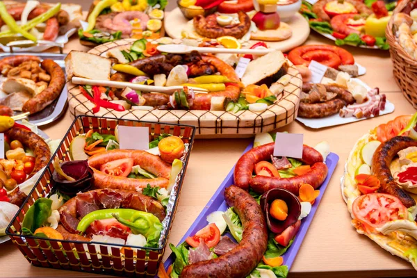 Salchichas tradicionales se organizan para su revisión en el concurso de alimentos — Foto de Stock