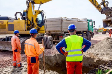 İşçilerin Emanet yelek ve kask inşaat s ile grup