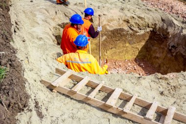 İşçi kare Tre doğru önlemler ayarlamak için kürekler kullanıyor