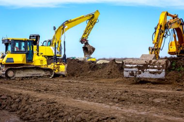 İki ekskavatör ve Earthmover zemin inşaat s tesviye vardır
