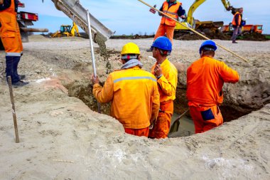 Temeldeki Beton dökme, karışımı rampa üzerinde kare hendek