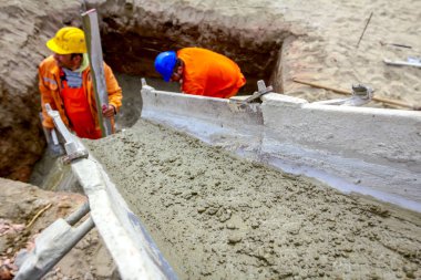 Temeldeki Beton dökme, karışımı rampa üzerinde kare hendek