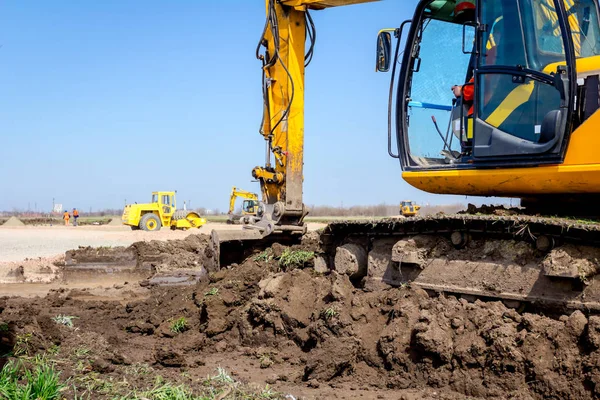 Excavator is digging on building site — Stock Photo, Image