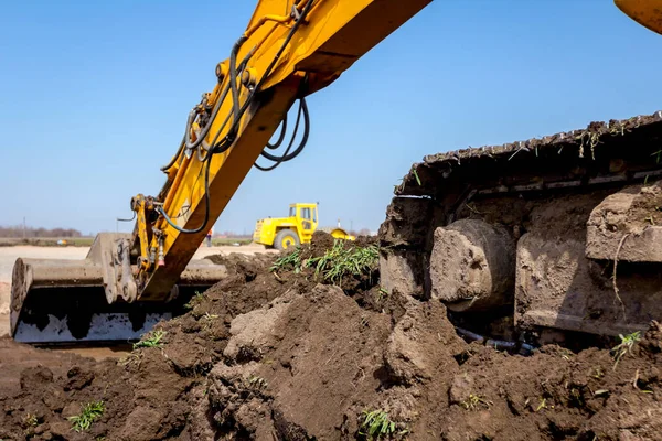 Escavadeira está cavando no local de construção — Fotografia de Stock