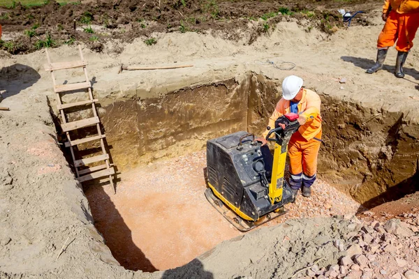 Compattatore di piastre vibranti fondazione compattatore operaio — Foto Stock