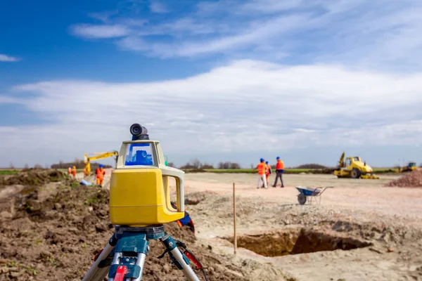 El dispositivo moderno hace mediciones topográficas con láser, c total — Foto de Stock