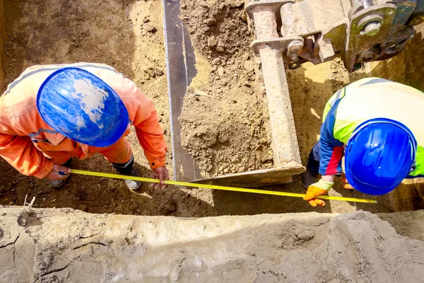 Los trabajadores están utilizando cinta métrica en la obra — Foto de Stock