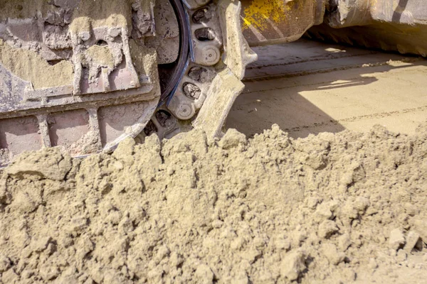 Crawler's tracks, bulldozer machine is leveling construction sit — Stock Photo, Image