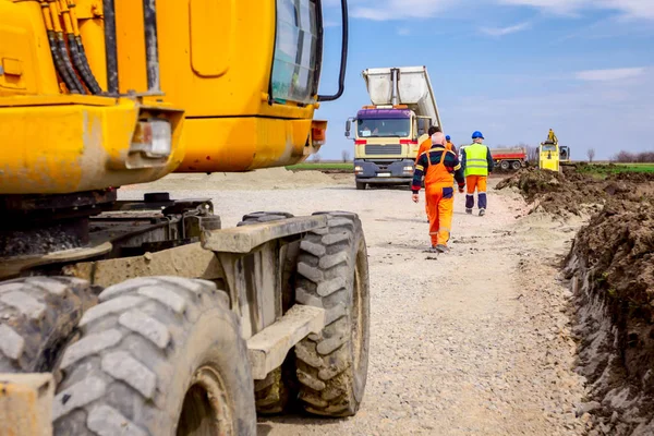 Trabalhadores estão voltando para o trabalho no canteiro de obras — Fotografia de Stock