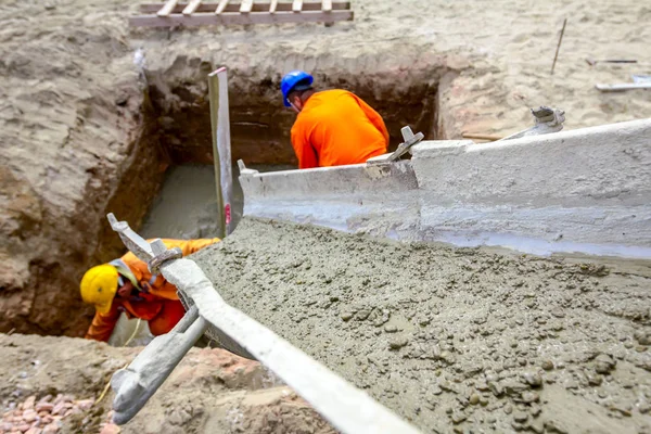 Despejando concreto em fundação, trincheira quadrada sobre rampa de mistura — Fotografia de Stock