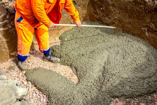 Pracovník je vyrovnání betonu po nalití — Stock fotografie
