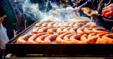 Barbekü plaka saplı lezzetli sulu sosis açma