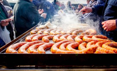 Barbekü plaka saplı lezzetli sulu sosis açma
