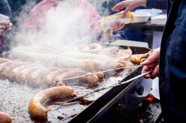 Barbekü plaka saplı lezzetli sulu sosis açma