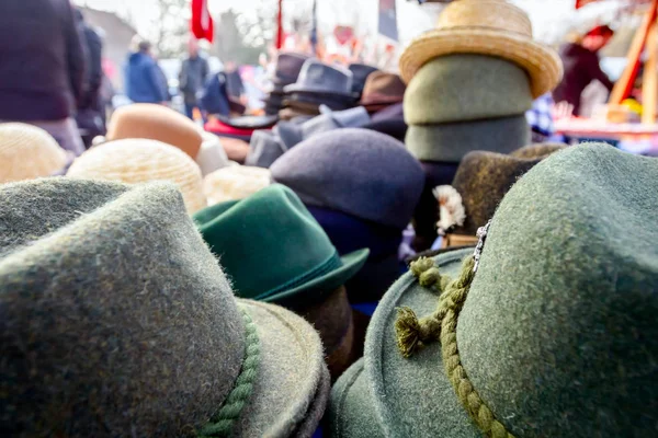 Fodrade manliga och kvinnliga hattar på lopp marknaden — Stockfoto