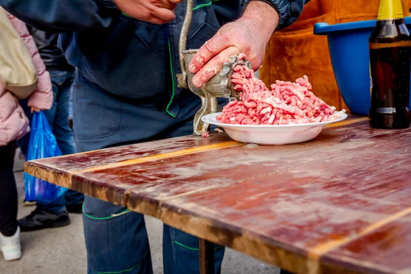 Carne picada para salsichas artesanais na cozinha ao ar livre — Fotografia de Stock