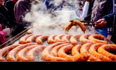 Büyük Barbekü plaka üzerinde lezzetli sulu sosis tornalama 
