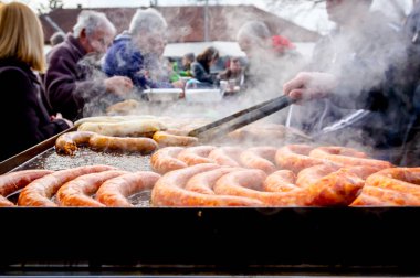 Büyük Barbekü plaka üzerinde lezzetli sulu sosis tornalama 