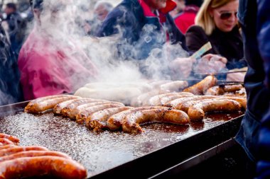 Büyük Barbekü plaka üzerinde lezzetli sulu sosis tornalama 