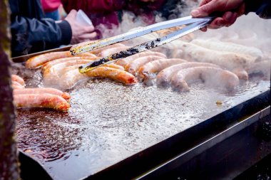 Büyük Barbekü plaka üzerinde lezzetli sulu sosis tornalama 