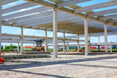 Şantiyede görünüm, bitmemiş beton yapı