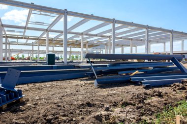Boyalı metal profiller çelik eklem ile yığını g üzerinde yığılmış