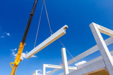 İşçi vincin denge ve somut yönünü korumasına yardım ediyor