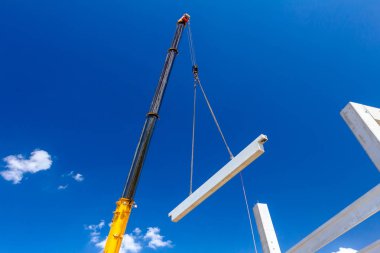 Mobil vinç büyük salona beton kiriş taşıyor