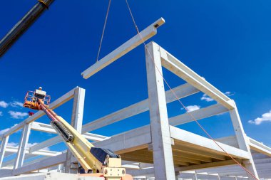 Mobil vinç büyük salona beton kiriş taşıyor