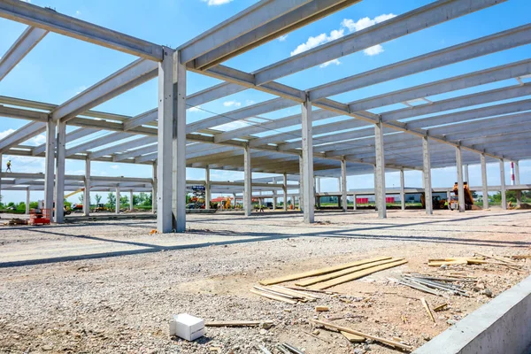 Vista en el sitio de construcción, edificio de hormigón sin terminar —  Fotos de Stock