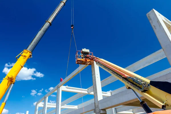 Los trabajadores están ayudando a la grúa a mantener el equilibrio y la dirección de concr — Foto de Stock