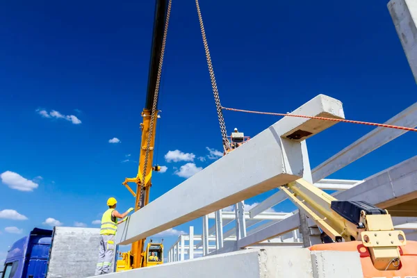 Descarregar pilar de concreto do caminhão reboque na construção sentar — Fotografia de Stock