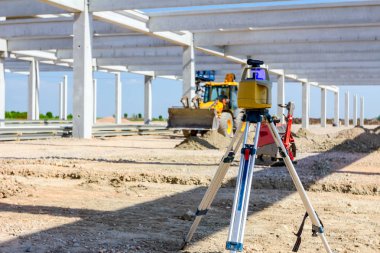 Modern cihaz lazer ile topografik ölçümler yapar, toplam c