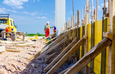 Riggers, işçilerin montaj uzun kalıp konkret için
