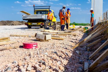 Riggers, işçilerin montaj uzun kalıp konkret için