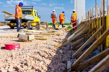 Riggers, işçilerin montaj uzun kalıp konkret için