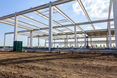 Mobil plastik tuvalet ile yapım aşamasında beton yapı
