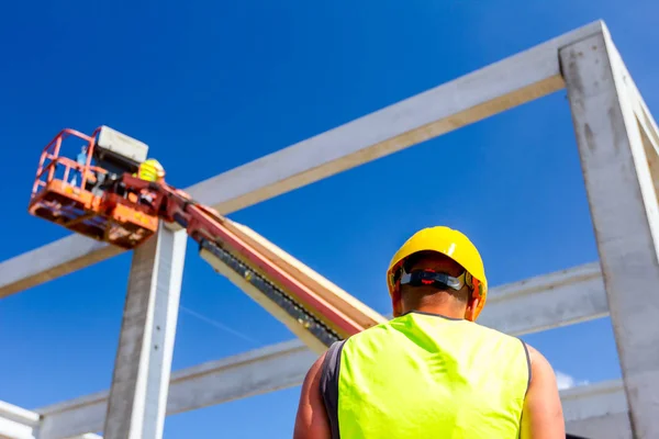 Werknemer heeft een pauze, vrije tijd, pauze op het werk op constructi — Stockfoto