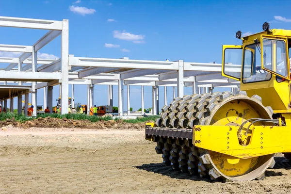 Rodillo de carretera con espigas está trabajando en el sitio de construcción — Foto de Stock