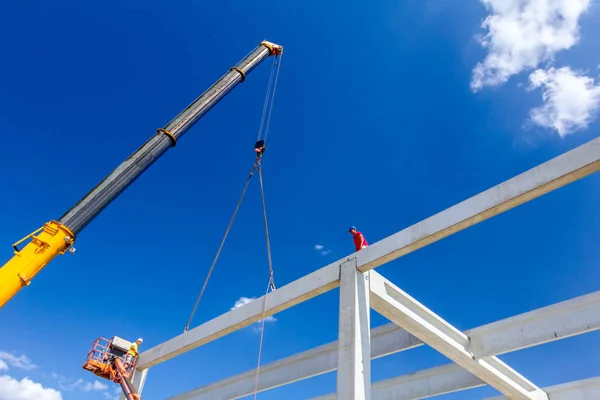 Los trabajadores están ayudando a la grúa a mantener el equilibrio y la dirección de concr — Foto de Stock