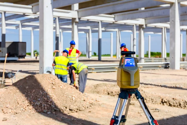 Nowoczesne urządzenie sprawia, że pomiary topograficzne z laserami, ogółem c — Zdjęcie stockowe