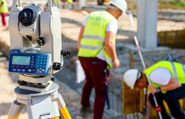 Ingeniero civil, geodésico está trabajando con la estación total en un bui — Foto de Stock