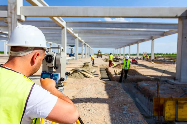 Ingeniero civil, geodésico está trabajando con la estación total en un bui — Foto de Stock