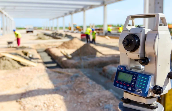 Dispositivo geodésico en trípode en un sitio de construcción — Foto de Stock