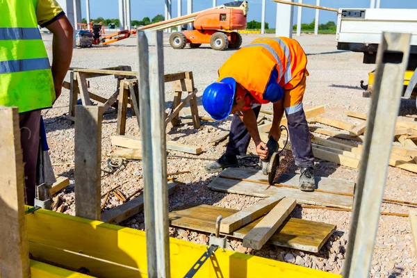 Metalworker está utilizando amoladora para el corte de acero de refuerzo en co — Foto de Stock