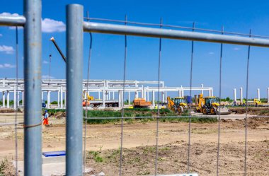 Bir çit tel ile inşaat sitede görüntülemek