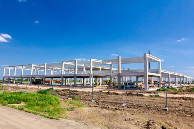 Çit teli üzerinden şantiye görünümü