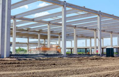 Kamyon gidiyor, şantiyeden geçiyor.