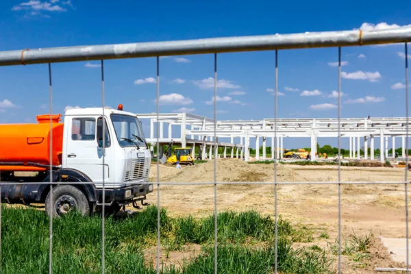 View on the construction site through a fence wire — Stock Photo, Image